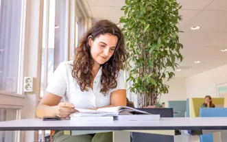 Studeren bruine krullen vrouw 3