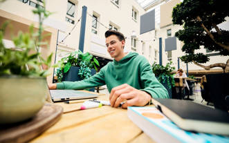 Atrium studeren man