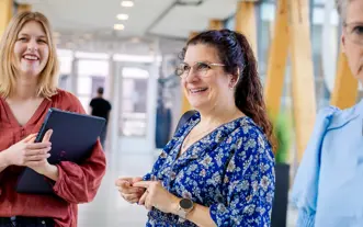 Vrouw op loopbrug donker haar donker top