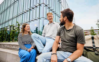 Buiten algemeen drie mensen op vlonder