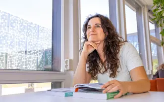 Meid bruin haar staart in studiecentrum