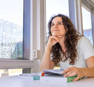 Meid bruin haar staart in studiecentrum