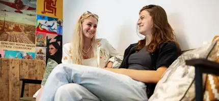 vt meiden op bank (1)