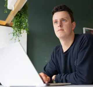 Mannelijke student achter laptop 2