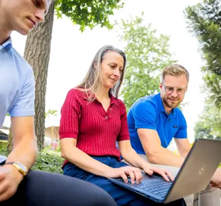 Drie studenten CHE buiten laptop 1