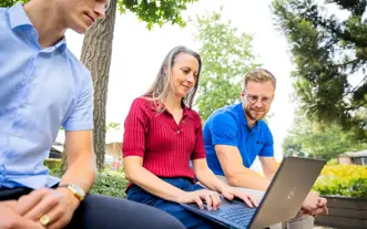 Drie studenten CHE buiten laptop 1
