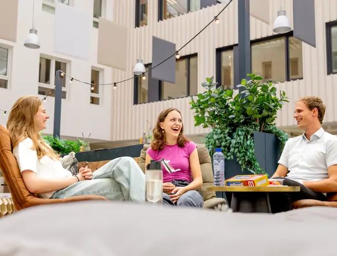 Twee meiden een jongen bij cheers