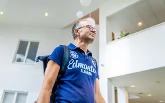 Oudere man blauwe polo loopt in de ontvangsthal