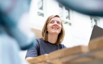 Meisje in atrium onderaanzicht 1