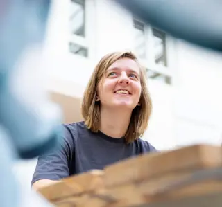 Meisje in atrium onderaanzicht 1