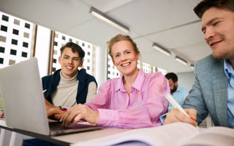 DT vrouw in les met mannen