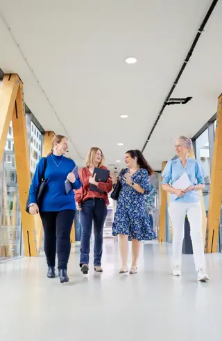 volwassen vrouwen op loopbrug 2