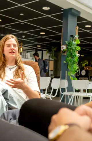 Twee meiden in gesprek in atrium