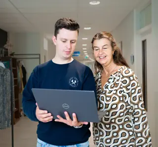 vrouw en jongen bij laptop 5
