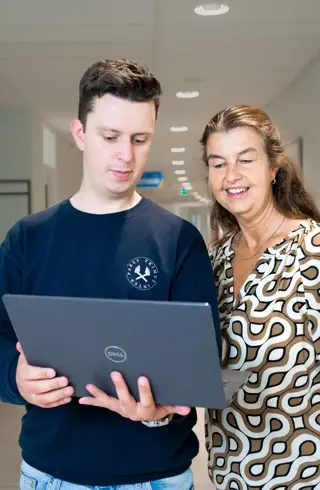 vrouw en jongen bij laptop 5