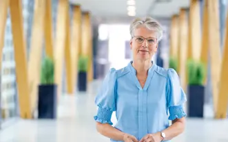 Vrouw op loopbrug grijs kort haar bril
