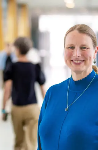 Vrouw op loopbrug lage staart