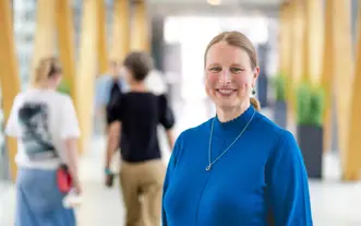 Vrouw op loopbrug lage staart