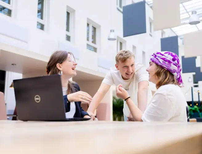 Drie vt studenten in atrium 3