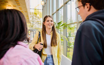 Algemeen drie studenten in gesprek