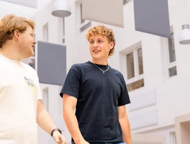 Twee blonde jongens in atrium