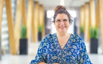 Vrouw op loopbrug bloemen top 2