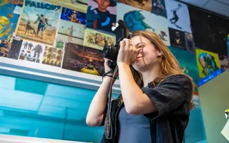 Vrouwelijke student met camera 1