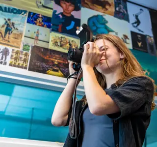 Vrouwelijke student met camera 1