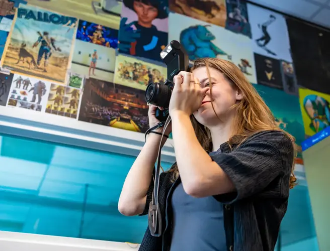 Vrouwelijke student met camera 1