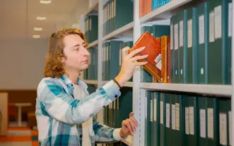 Jongen lang haar neusring in boekenrek 1