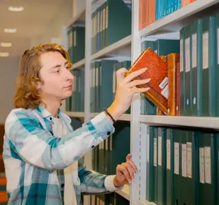 Jongen lang haar neusring in boekenrek 1