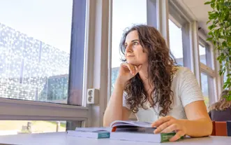 Meid bruin haar staart uit raam studiecentrum
