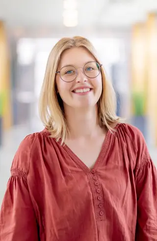 Vrouw op loopbrug rode top 1