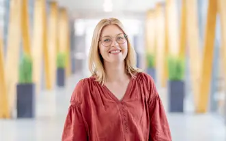 Vrouw op loopbrug rode top 1