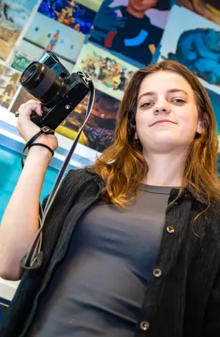 Vrouwelijke student met camera 3