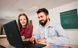 DT twee studenten achter laptop