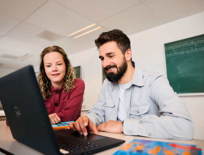 DT twee studenten achter laptop