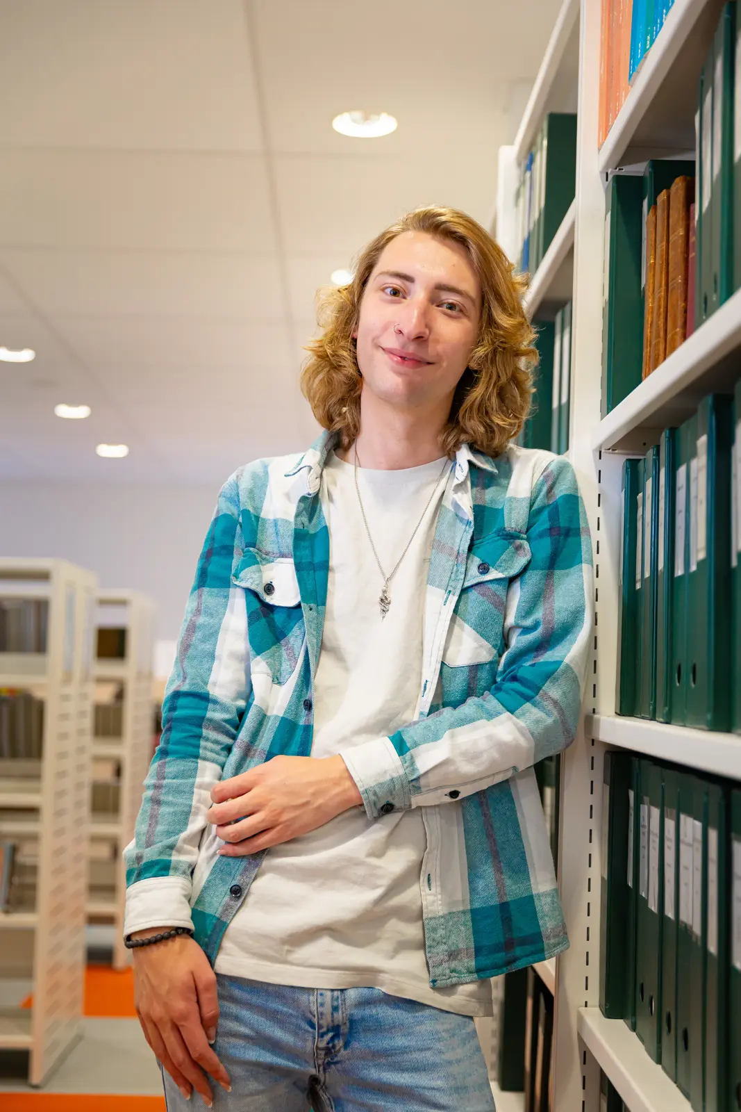 Jongen lang haar neusring met boek