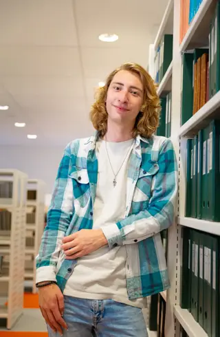 Jongen lang haar neusring met boek