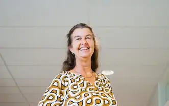 Vrouw printblouse in gang