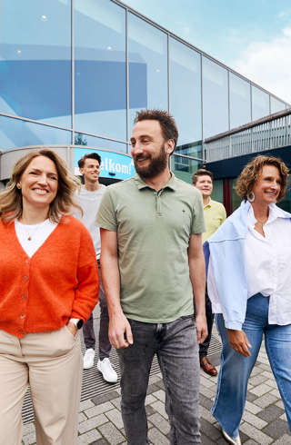 DT groep loopt naar buiten