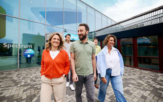 DT groep loopt naar buiten