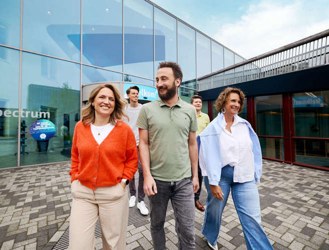 DT groep loopt naar buiten