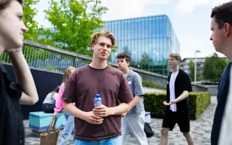 groepje buiten focus blonde jongen