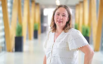 Vrouw op loopbrug witte top