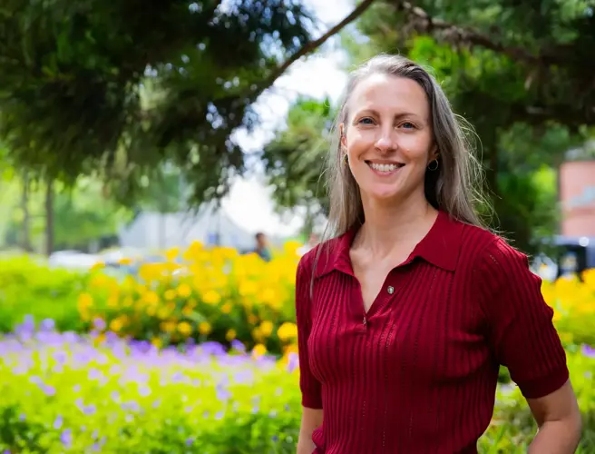 DT vrouw rood truitje 1