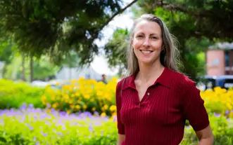 DT vrouw rood truitje 1