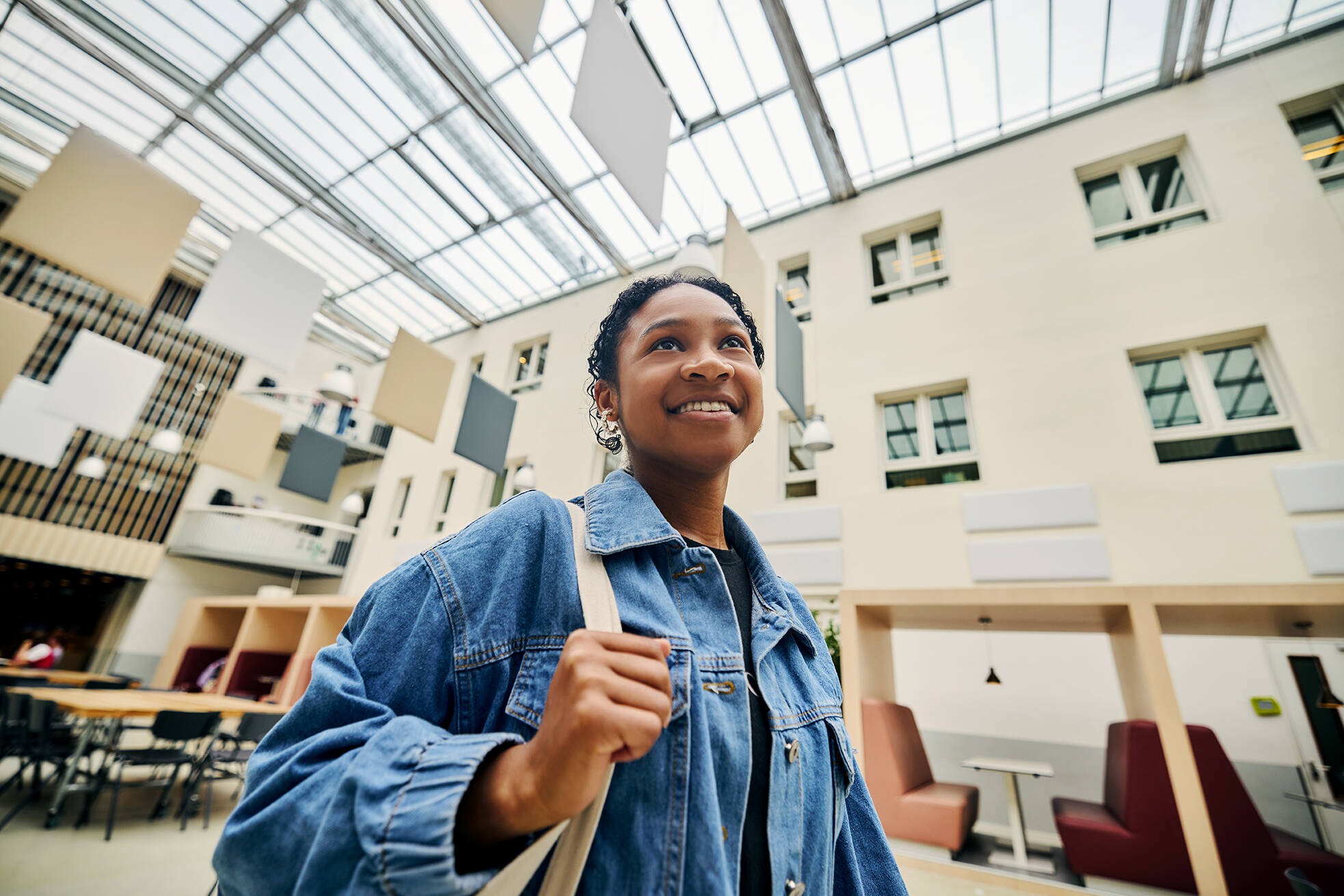 Header afbeelding VT student in Atrium
