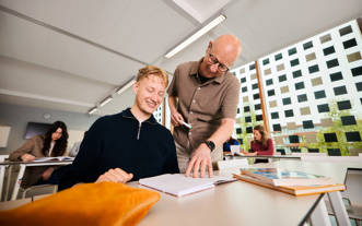 Algemeen docent legt uit aan bureau