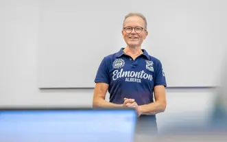 Docent bril collegezaal close up